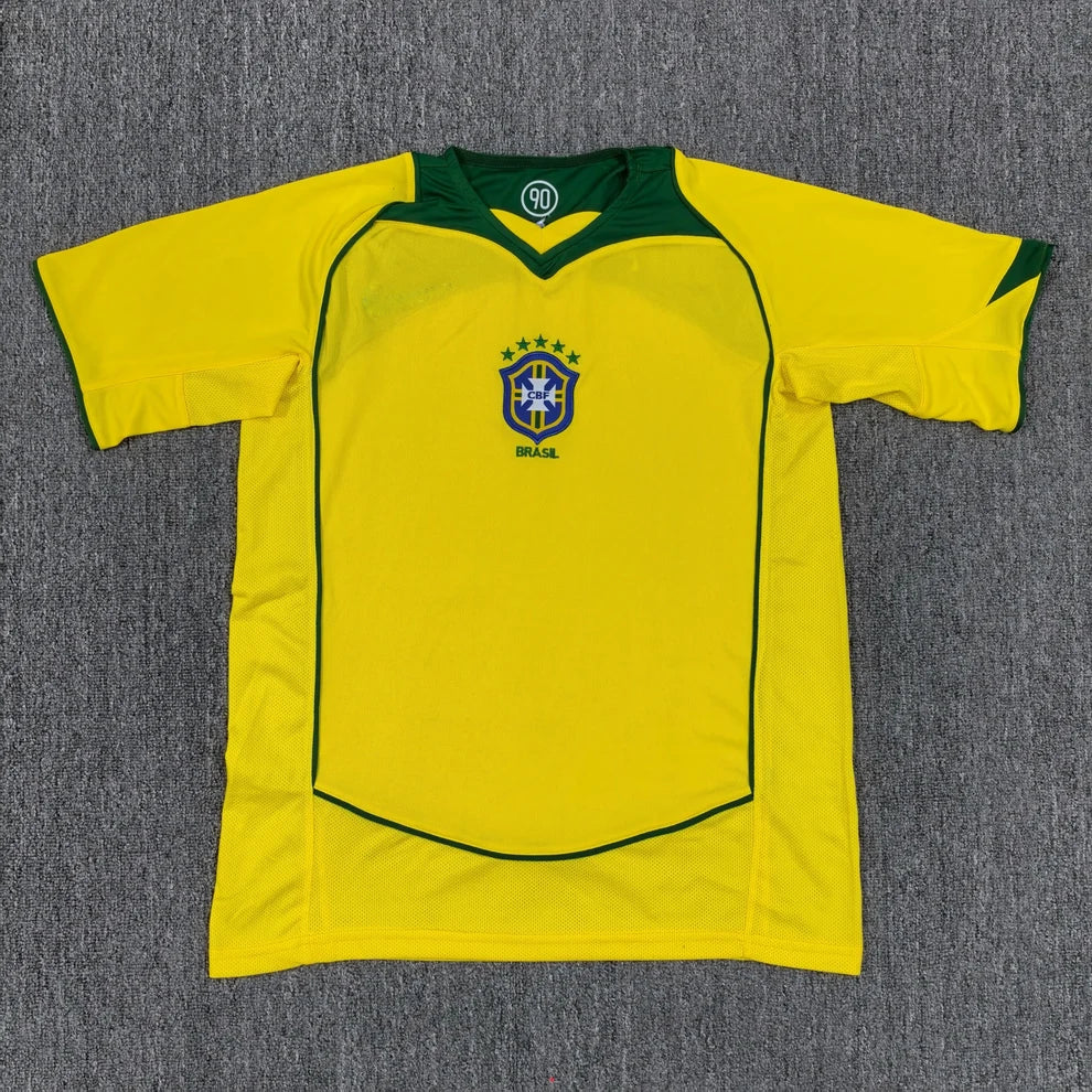 Maillot rétro Brésil 2004 jaune à col vert, écusson CBF, vue de face