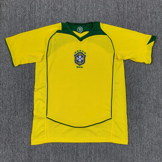 Maillot rétro Brésil 2004 jaune à col vert, écusson CBF, vue de face
