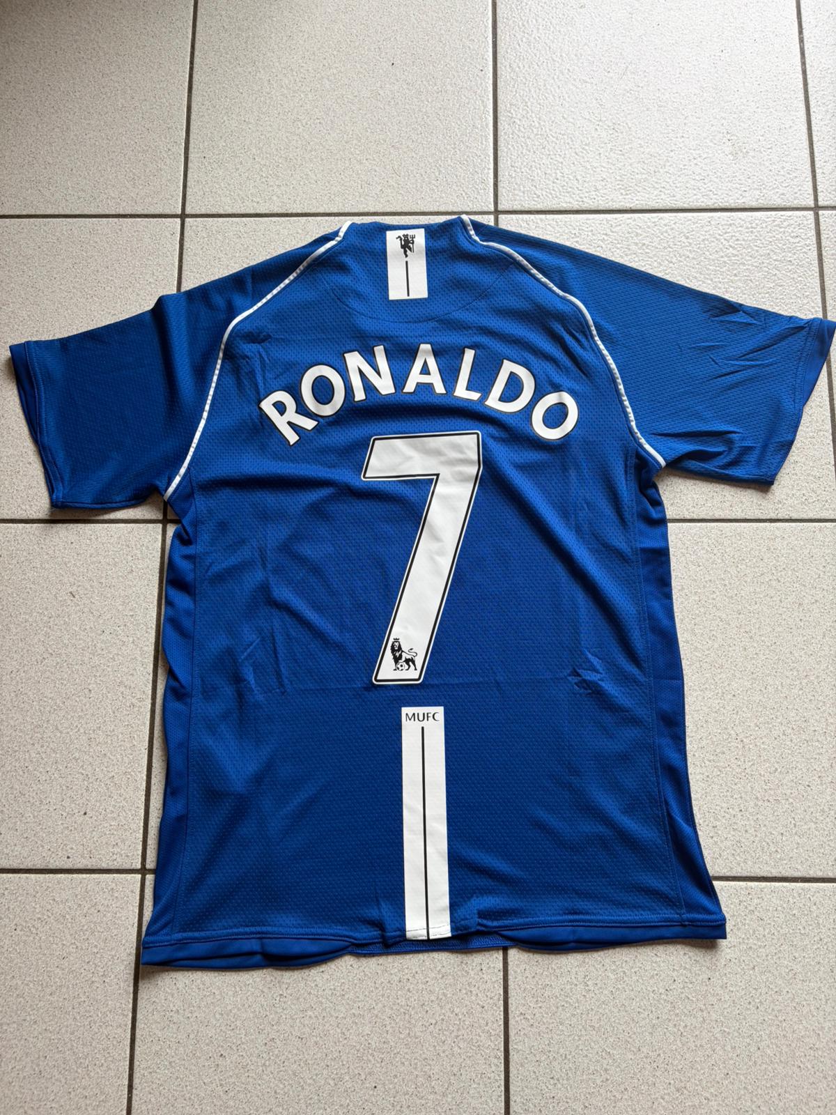 Maillot rétro Manchester United 2008 bleu vu de dos, flocage RONALDO numéro 7
