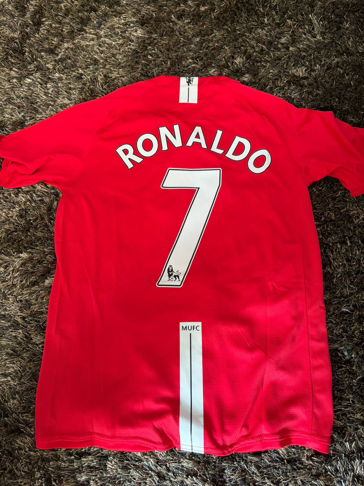Maillot rétro Manchester United 2008 rouge vu de dos, flocage RONALDO numéro 7